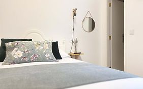 O VIOLAS — Tapas & Bed